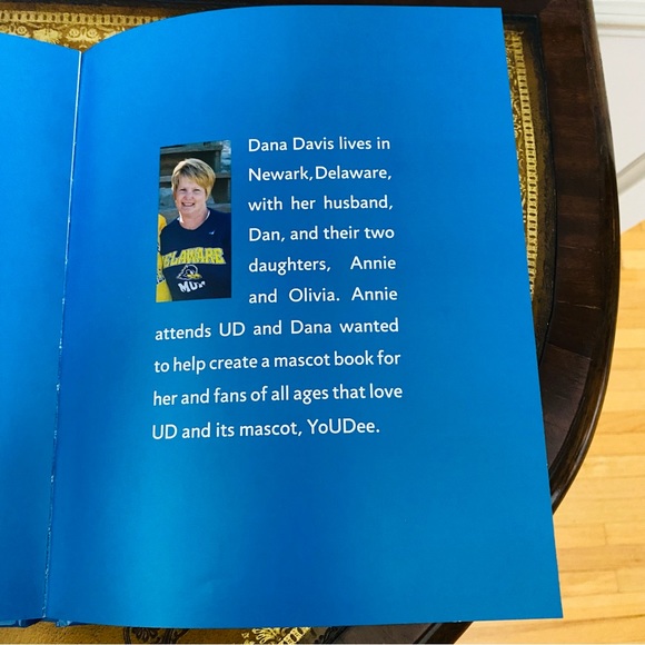 Hello YoUDee! Autograph Hardcover Book Blue Hen Universty of Delaware Dana Davis - Picture 5 of 6